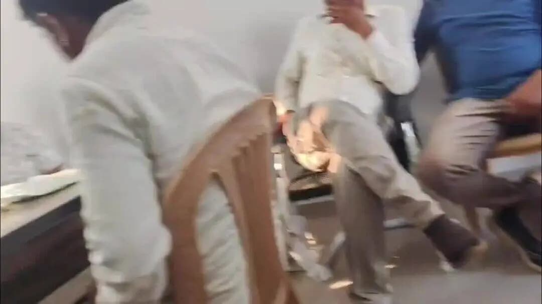 बिग ब्रेकिंग न्यूज़ 15 तारीख से लगातार शिकायत के बाद अधिकारियों से सवाल जवाब पूछा गया अधिकारी भागते हुए नजर आए