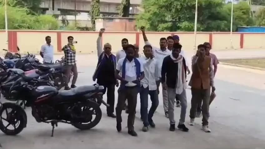 बीना: तहसील परिसर में भीम आर्मी आज़ाद समाज पार्टी ने आरक्षण को लेकर प्रदर्शन किया, ज्ञापन सौंपा