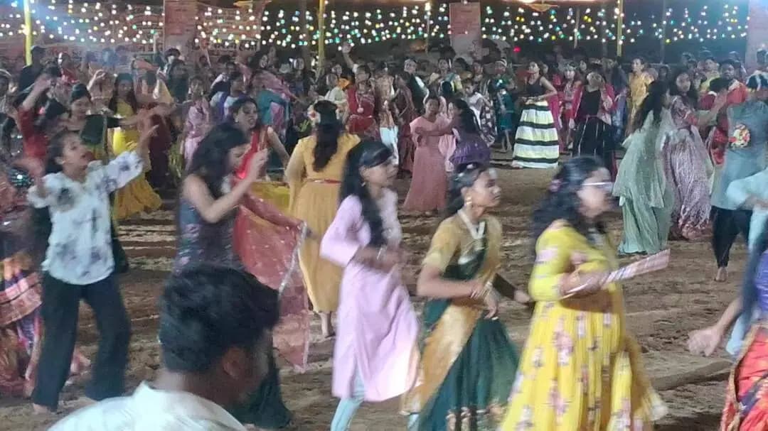 पिथौरा: पिथौरा । नवरात्र पर्व पर अंजलि विहार कॉलोनी लहरौद पिथौरा में आयोजित रास गरबा के पांचवे दिन उमड़ी भीड़