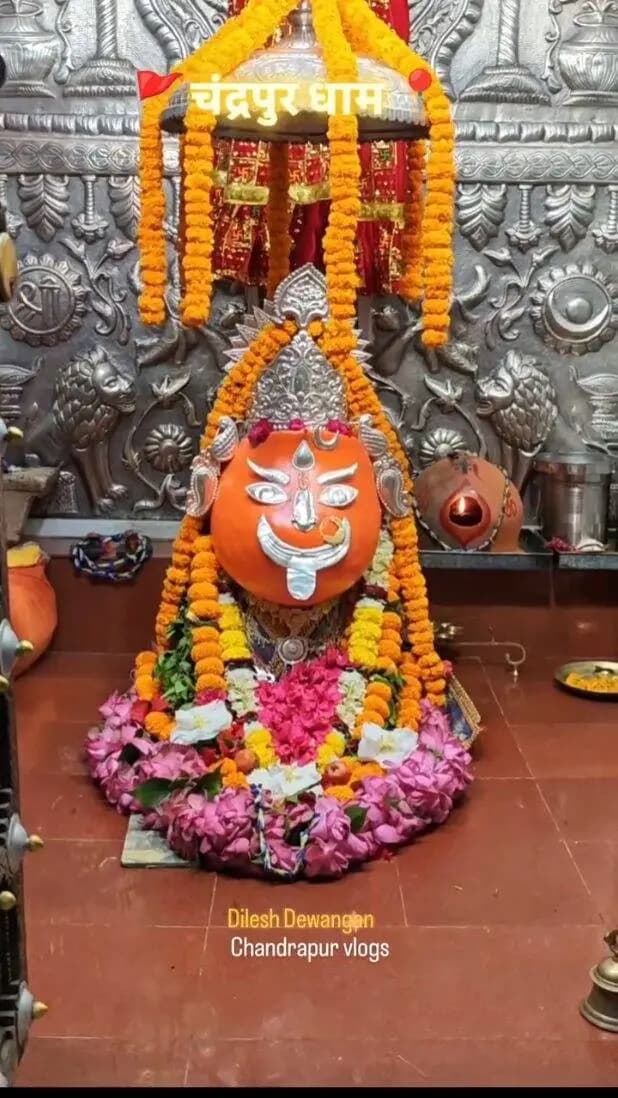 छत्तीसगढ़ के सक्ती जिले में महानदी, मांड और लात नदियों के संगम पर स्थित चंद्रपुर अपनी प्राकृतिक सुंदरता और प्रसिद्ध माँ चंद्रहासिनी देवी मंदिर के लिए एक प्रमुख धार्मिक व पर्यटन केंद्र है। यहाँ स्थित ऐतिहासिक मंदिर में देवी का मुख चंद्रमा के समान और चांदी से सुसज्जित है, साथ ही परिसर में महाभारत और रामायण प्रसंगों की सजीव झांकियां तथा बीच नदी में स्थित माँ नाथलदाई का मंदिर यहाँ आने वाले श्रद्धालुओं के मुख्य आकर्षण हैं।#चंद्रपुर #2026 #instragramreels😇😇❤️ #viral #
