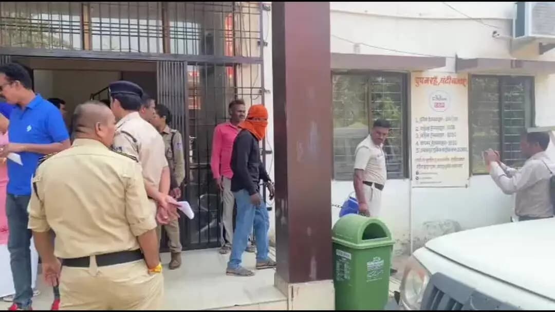 जबलपुर: विजय नगर: सोते माता-पिता के पास से मासूम को उठा ले गया दरिंदा, रेत में सिर गड़ाकर भागने का मामला सामने आया
