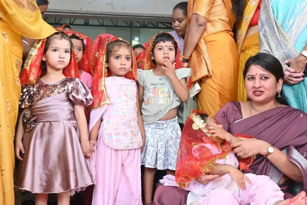 101 बेटियों का पूजन, और एक बड़ा संकल्प महासमुन्द में "कन्या पूजन से कन्या संरक्षण तक"
नवरात्रि पर महासमुन्द शहर के अम्बेडकर भवन में छत्तीसगढ़ राज्य बाल संरक्षण आयोग और महिला एवं बाल विकास विभाग ने मिलकर सेवा संकल्प अभियान के तहत 101 कन्याओं का पूजन किया
मुख्य अतिथि बाल संरक्षण आयोग की अध्यक्ष डॉ. वर्णिका शर्मा ने कहा कि बाल संरक्षण आयोग बच्चों और बेटियों की सुरक्षा और विकास के लिए संकल्पित है। #BetiBachaoBetiPadhao #Chhattisgarh #CGNavratri2026 #Navrattri2026 #mahasamund