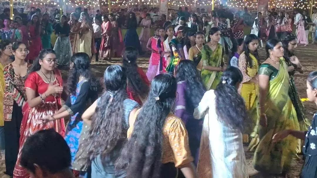 पिथौरा: पिथौरा । अंजलि विहार कॉलोनी लहरौद पिथौरा में आयोजित रास गरबा महोत्सव को मिल रहा है जबरदस्त जनसमर्थन