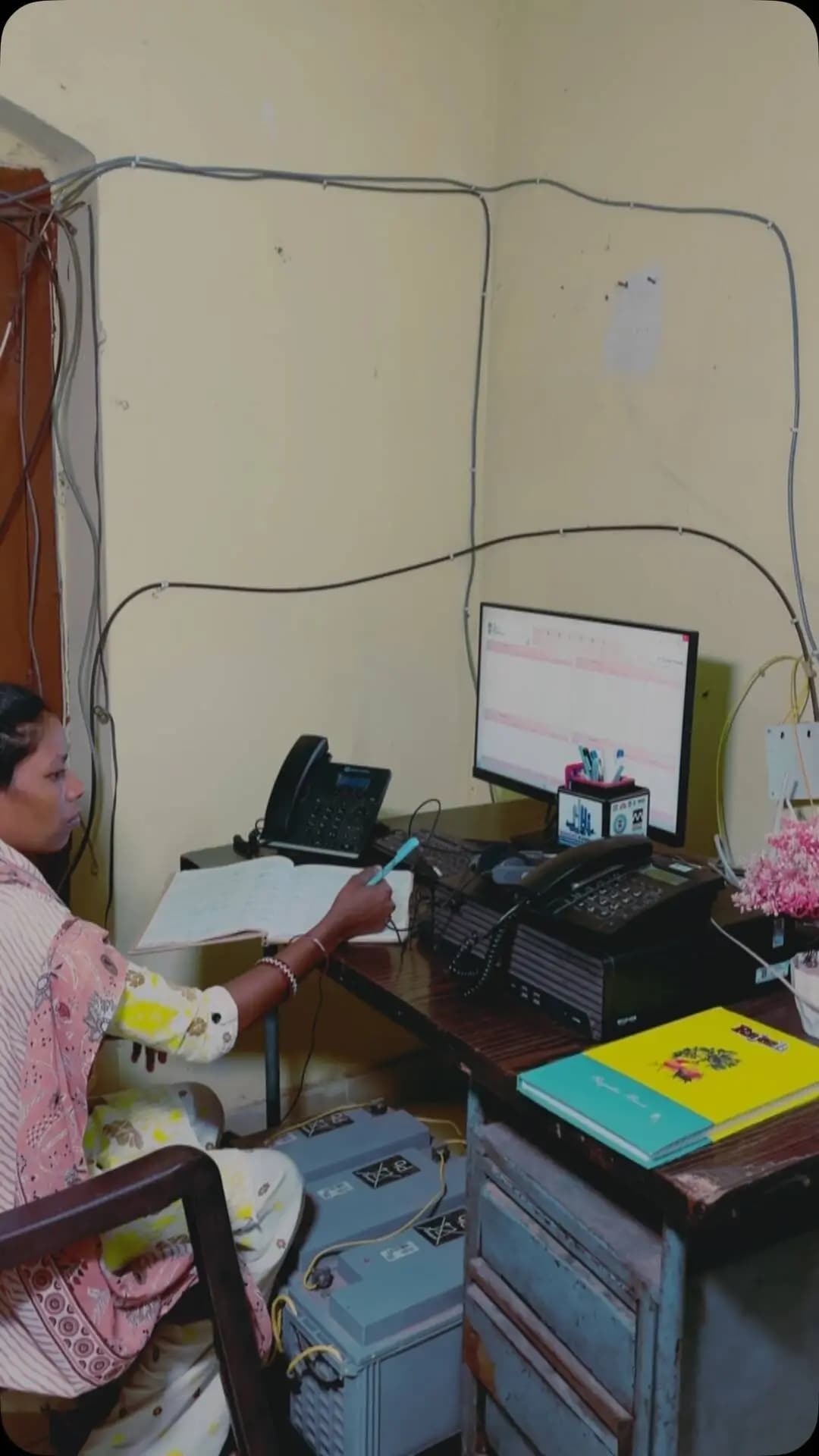 सखी वन स्टॉप सेंटर: पीड़ित महिलाओं को संबल, सुरक्षा और न्याय की राह
महिलाओं की सुरक्षा, सम्मान और अधिकारों की रक्षा के लिए सखी वन स्टॉप सेंटर एक महत्वपूर्ण पहल है। कोण्डागांव में यह केंद्र संकटग्रस्त एवं हिंसा से प्रभावित महिलाओं को सहायता उपलब्ध कराने में मददगार है।
इस केंद्र के माध्यम से पात्र महिलाओं को एक ही छत के नीचे आवश्यकतानुसार पुलिस सहायता, चिकित्सा सुविधा, कानूनी परामर्श, मनोवैज्ञानिक परामर्श और अस्थायी आश्रय जैसी सेवाएं उपलब्ध कराने की व्यवस्था है।
सखी वन स्टॉप सेंटर का उद्देश्य पीड़ित महिलाओं को कठिन परिस्थितियों से उबरने में सहयोग देना, उनके अधिकारों के प्रति जागरूक करना और उन्हें सम्मानपूर्वक जीवन जीने के लिए संबल प्रदान करना है।
सुरक्षित नारी, सशक्त नारी — यही है बेहतर समाज की पहचान।
#सखी_वन_स्टॉप_सेंटर #महिला_सशक्तिकरण #नारी_सुरक्षा #महिला_सम्मान #कोण्डागांव संवर_रहा_छत्तीसगढ़