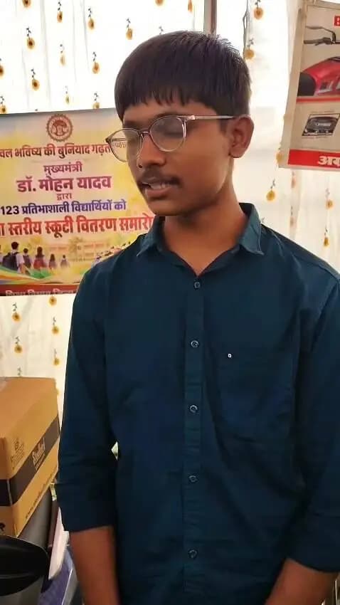शासकीय उत्कृष्ट उच्चतर माध्यमिक विद्यालय, बैढ़न के मेधावी छात्र शिवम वर्मा के सपनों को मध्य प्रदेश सरकार की मुख्यमंत्री स्कूटी योजना से नई रफ्तार मिली है。 कक्षा 12वीं की परीक्षा में शानदार प्रदर्शन कर स्कूल टॉपर बनने पर शिवम को सरकार द्वारा मुफ्त स्कूटी की शानदार सौगात दी गई है。 घर से कॉलेज और आगे की पढ़ाई के लिए दूरदराज आने-जाने की जो चिंता पहले बनी रहती थी, वह इस वाहन की मदद से पूरी तरह दूर हो गई है。 यह सफलता कहानी दर्शाती है कि कैसे सरकार की यह महत्वाकांक्षी योजना हमारे होनहार और प्रतिभाशाली विद्यार्थियों के परिश्रम को सम्मानित कर उनके उच्च शिक्षा के मार्ग को आसान और आत्मनिर्भर बना रही है。