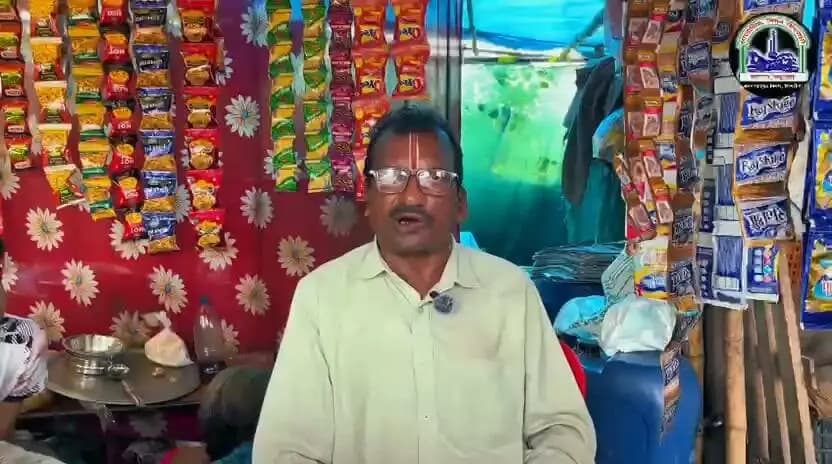 पीएम स्वनिधि योजना से बदली रामजी गुप्ता की जिंदगी, किराना दुकान बनी आत्मनिर्भरता का आधार
तीन चरणों में मिला 80 हजार रुपये का ऋण, प्रधानमंत्री श्री नरेन्द्र मोदी के प्रति जताया आभार
सिंगरौली। केंद्र सरकार की प्रधानमंत्री स्वनिधि योजना छोटे व्यवसायियों एवं पथ विक्रेताओं को आर्थिक रूप से सशक्त बनाने में महत्वपूर्ण भूमिका निभा रही है। योजना के माध्यम से हितग्राहियों को अपने व्यवसाय को आगे बढ़ाने के लिए ऋण सुविधा उपलब्ध कराई जा रही है। सिंगरौली के रामजी गुप्ता के लिए यह योजना आर्थिक सहयोग का माध्यम बनी है। किराना दुकान का संचालन कर अपनी आजीविका अर्जित करने वाले रामजी गुप्ता को योजना के अंतर्गत तीन चरणों में ऋण सुविधा प्राप्त हुई। पहले चरण में 10 हजार रुपये, दूसरे चरण में 20 हजार रुपये तथा तीसरे चरण में 50 हजार रुपये का ऋण मिला। इस प्रकार उन्हें कुल 80 हजार रुपये की ऋण सहायता प्राप्त हुई, जिससे उन्हें अपने व्यवसाय की आवश्यकताओं को पूरा करने और दुकान के संचालन में सहयोग मिला।
रामजी गुप्ता ने प्रधानमंत्री श्री नरेन्द्र मोदी जी के प्रति आभार व्यक्त करते हुए कहा कि प्रधानमंत्री स्वनिधि योजना छोटे दुकानदारों और पथ विक्रेताओं के लिए आर्थिक सहयोग प्राप्त करने का महत्वपूर्ण माध्यम है। उन्होंने कहा कि योजना के तहत चरणबद्ध तरीके से ऋण मिलने से उन्हें अपने व्यवसाय को आगे बढ़ाने में सहायता मिली है। रामजी गुप्ता ने इस जनकल्याणकारी योजना के लिए प्रधानमंत्री श्री नरेन्द्र मोदी जी को धन्यवाद देते हुए आभार व्यक्त किया।
प्रधानमंत्री स्वनिधि योजना का उद्देश्य पथ विक्रेताओं को संस्थागत ऋण सुविधा उपलब्ध कराकर उनके स्वरोजगार को प्रोत्साहित करना तथा उन्हें आर्थिक रूप से आत्मनिर्भर बनने के अवसर प्रदान करना है। रामजी गुप्ता की कहानी दर्शाती है कि शासन की जनकल्याणकारी योजनाएं छोटे व्यवसायियों को आर्थिक संबल प्रदान कर स्वरोजगार को मजबूत बनाने में सहायक हो सकती हैं।