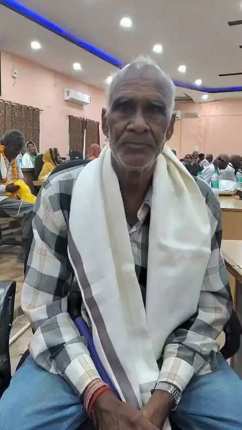 वृद्धावस्था पेंशन योजना के अंतर्गत बुजुर्ग बलराम प्रसाद तिवारी को हर महीने नियमित पेंशन की सौगात मिली है, जिसने उनके जीवन को आत्मनिर्भरता का संबल दिया है। उम्र के इस पड़ाव पर आर्थिक रूप से किसी पर निर्भर न रहने की चिंता को सरकार की इस कल्याणकारी योजना ने पूरी तरह दूर कर दिया है। अब बलराम प्रसाद को अपनी छोटी-मोटी जरूरतों, दवाओं और रोजमर्रा के खर्चों के लिए दूसरों के आगे हाथ नहीं फैलाना पड़ता, जिससे समाज में उनका आत्मसम्मान और मजबूत हुआ है। यह सफलता दर्शाती है कि कैसे यह योजना हमारे वरिष्ठ नागरिकों को सामाजिक सुरक्षा देकर उनके बुढ़ापे का सच्चा सहारा बन रही है।