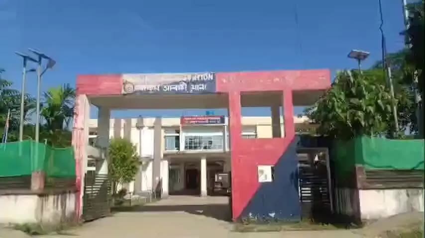 তিনিচুকীয়া: মাকুম চহৰত অটোত যাত্ৰীৰ পৰা লুটি নিয়াৰ অভিযোগত এটি শিশু সহ দুগৰাকী মহিলাক আটক