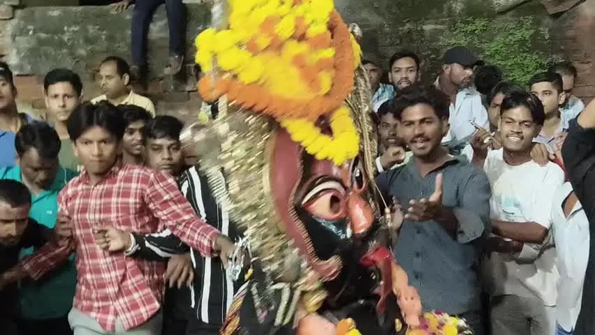 सदर: दारागंज में मां काली अपने भक्तों को खुद देती हैं दर्शन, आगे माता और पीछे भक्त