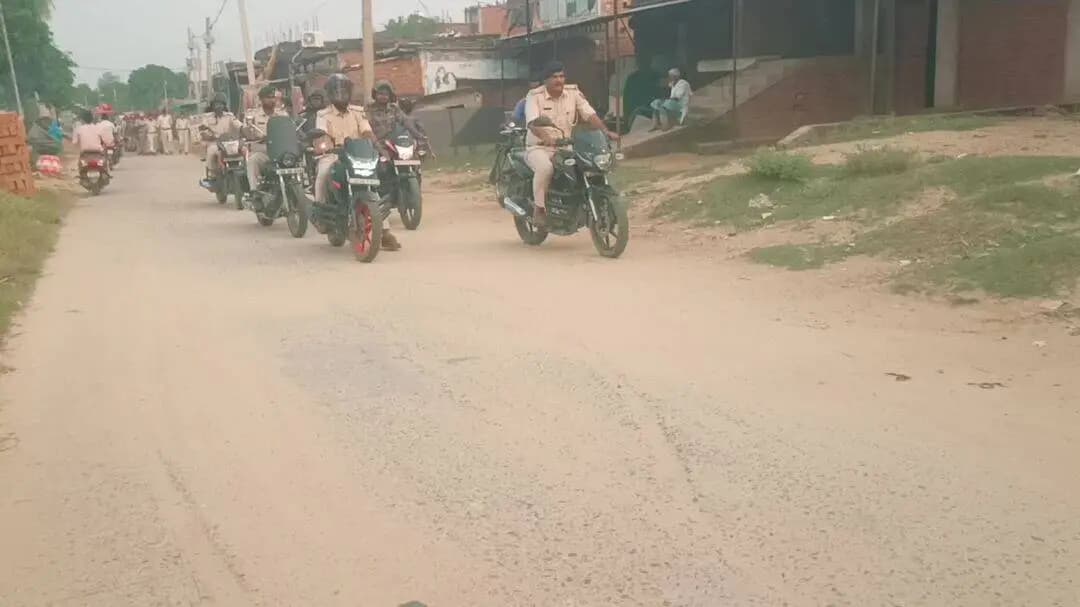 गढ़ी:दुर्गा पूजा त्योहार को लेकर गढ़ी थानाध्यक्ष विपिन चंद्र पालटा के नेतृत्व में निकाला गया फ्लैग मार्च
