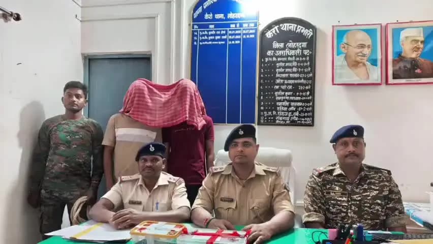 कैरो: कैरो में हथियार तस्करी का खुलासा: देशी कट्टा और 3 जिंदा गोलियों के साथ 2 आरोपी गिरफ्तार, 1 नाबालिग भी निरुद्ध
