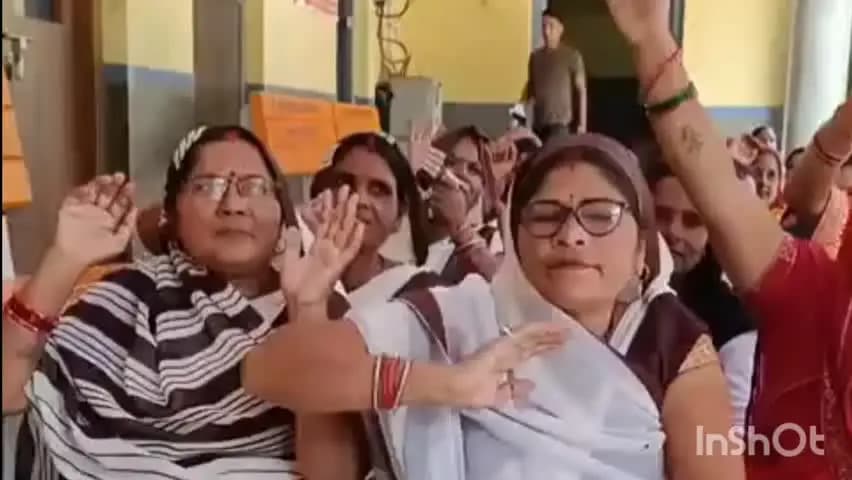 निचलौल: सिसवा CHC में आशा कार्यकत्रियों का धरना जारी, लोकगीतों के माध्यम से उठाई हक की आवाज़