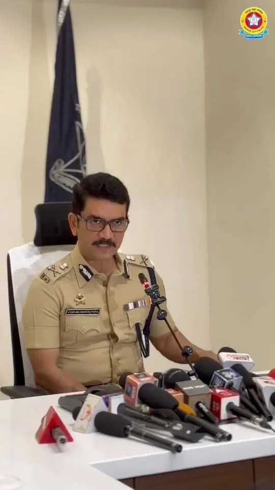 🚨 नागपूर शहर पोलिसांची जलद व यशस्वी कारवाई!
💎 ढोमने ज्वेलर लूट प्रकरणाचा तपास वेगाने पूर्णत्वाकडे!
गुन्ह्याचा छडा लावण्यासाठी नागपूर शहर पोलिसांनी केलेल्या नियोजनबद्ध तपासातून महत्त्वपूर्ण यश मिळवले आहे. तांत्रिक तपास, उपलब्ध पुरावे आणि पोलिसांच्या समन्वित प्रयत्नांतून आरोपींविरुद्ध प्रभावी कारवाई करण्यात आली.
गुन्हेगारांना कायद्याच्या कक्षेत आणणे आणि नागरिकांची सुरक्षितता सुनिश्चित करणे, हेच नागपूर शहर पोलिसांचे ध्येय!
#NagpurPolice #NagpurCityPolice #CrimeDetection #PoliceAction #PublicSafety