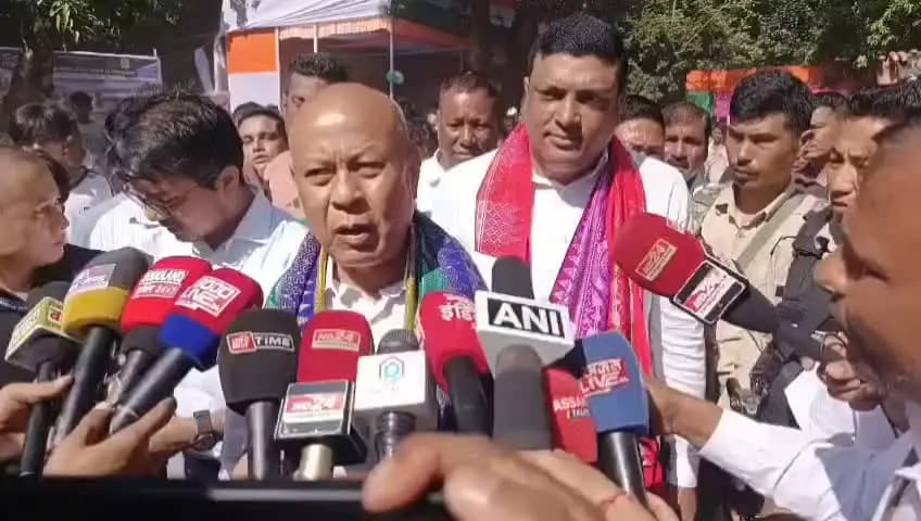 ধুবুৰী ভাগ: পৰ্বতঝোৰা-সাপটগ্ৰাম সংযোগী এখন গুৰুত্বপূৰ্ণ দলংৰ আধাৰশিলা স্থাপন সন্দৰ্ভত বি টি চিৰ চীফ হাগ্ৰামা মহিলাৰীৰ প্ৰতিক্ৰিয়া।