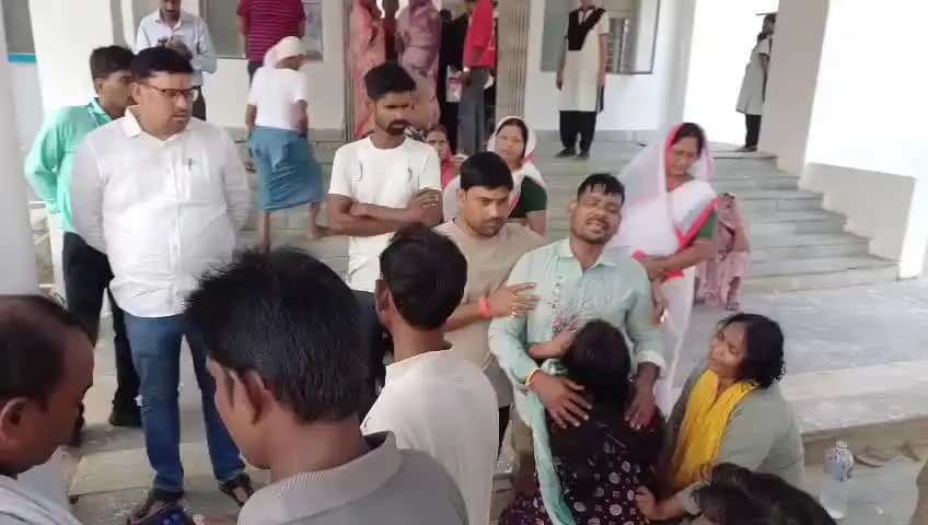 गुठनी: गुठनी में ट्रैक्टर-ट्रॉली पलटने से हादसा, 14 वर्षीय बिट्टू की मौत, 2 किशोर घायल