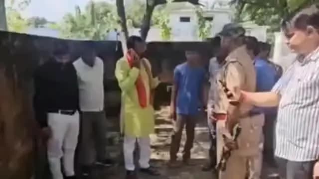 पडरौना: एएनएम सेंटर के कूड़े में मिलीं सरकारी दवाएं, पिछड़ा वर्ग आयोग के सदस्य के निरीक्षण में खुली पोल