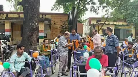 पलिया: विधायक रोमी साहनी ने दिव्यांगजनों को बांटे कृत्रिम अंग और सहायक उपकरण