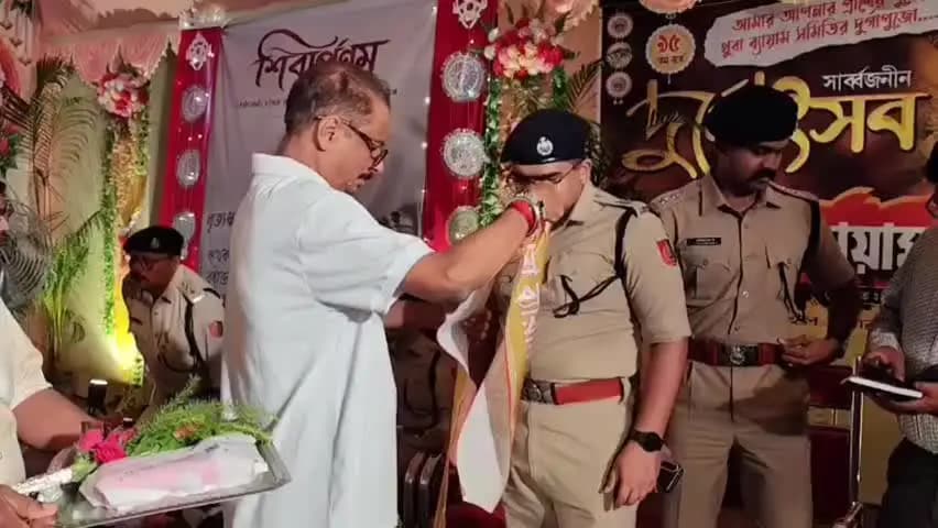 হাসনাবাদ: থুবা ব্যায়াম সমিতির দুর্গা পুজো পরিদর্শন করলেন বসিরহাটের পুলিশ সুপার অলকানন্দ ভাওয়াল