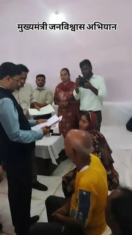 मुख्यमंत्री जनविश्वास अभियान के तहत आज विदिशा जिले के लटेरी भ्रमण के दौरान कलेक्टर श्री अंशुल गुप्ता ने स्थानीय नागरिकों से संवाद कर उनकी समस्याएं सुनीं एवं संबंधित अधिकारियों को आवश्यक कार्रवाई हेतु निर्देशित किया। #JansamparkMP #Vidisha #मुख्यमंत्री_जनविश्वास_अभियान