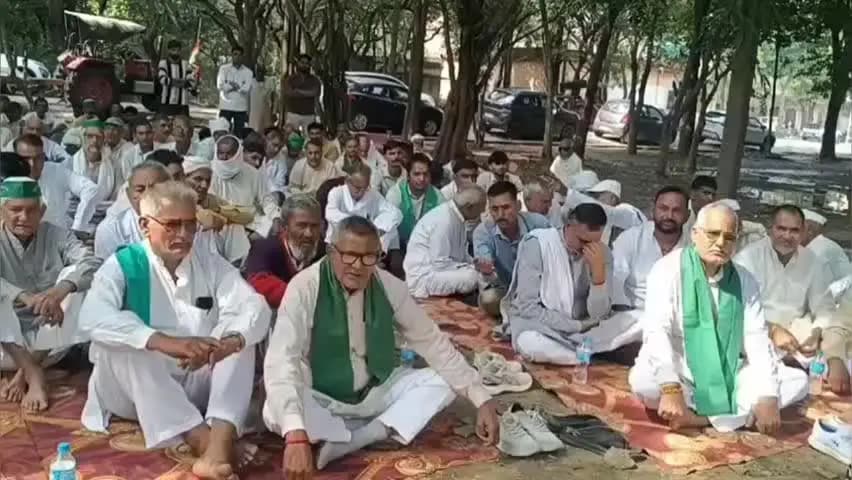 बागपत: गन्ने का भाव 500 रुपये कुंतल करने की मांग, भाकियू अराजनीतिक ने कलेक्ट्रेट में धरना दिया; डीएम को सौंपा ज्ञापन