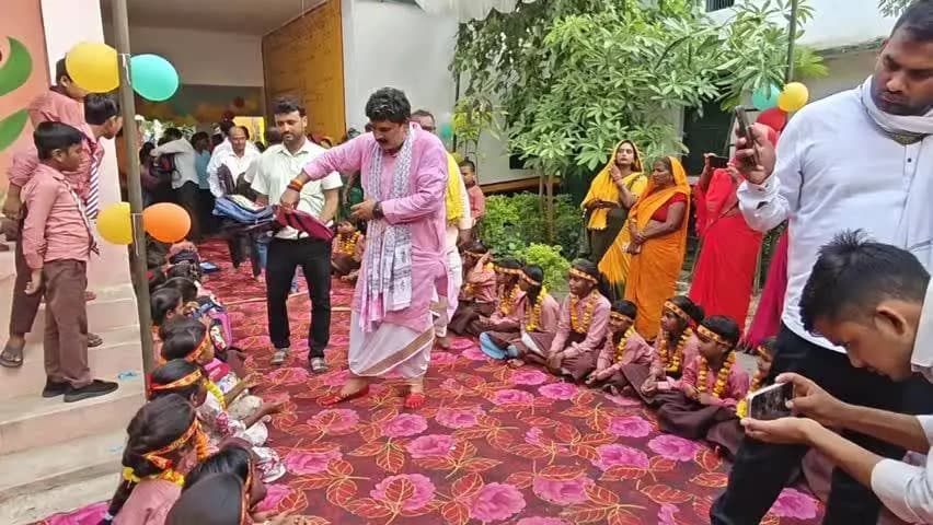 बदलापुर: बदलापुर के विधायक ने मिशन शक्ति अभियान के तहत शारदीय नवरात्रि में 551 कन्याओं का पूजन किया, पैर छूकर लिया आशीर्वाद