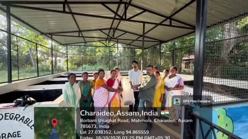 সাপেখাতী: মাহমৰাৰ নিজ খালৈঘুগুৰা গাঁও পঞ্চায়তত পচন সাৰ প্ৰকল্পৰ বাবে আত্মসহায়ক গোটক কেঁচুসাৰ প্ৰস্তুতকাৰী কেঁচু যোগান।