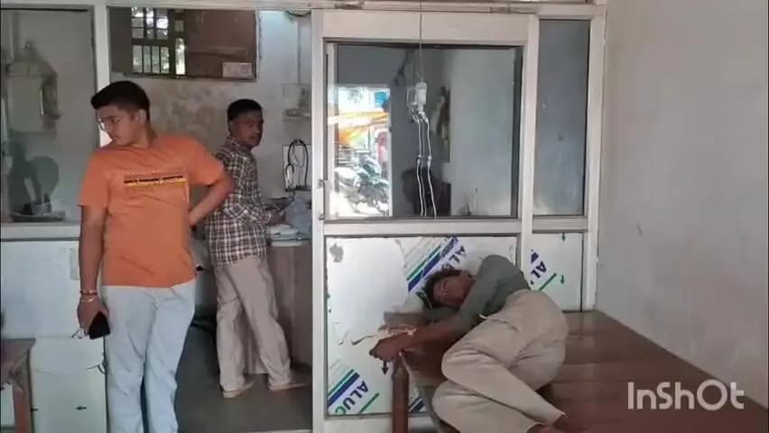 भोगांव: बेवर में झोलाछाप डॉक्टर पर डेंगू के नाम पर इलाज करने का आरोप, स्वास्थ्य विभाग की कार्रवाई पर उठे सवाल