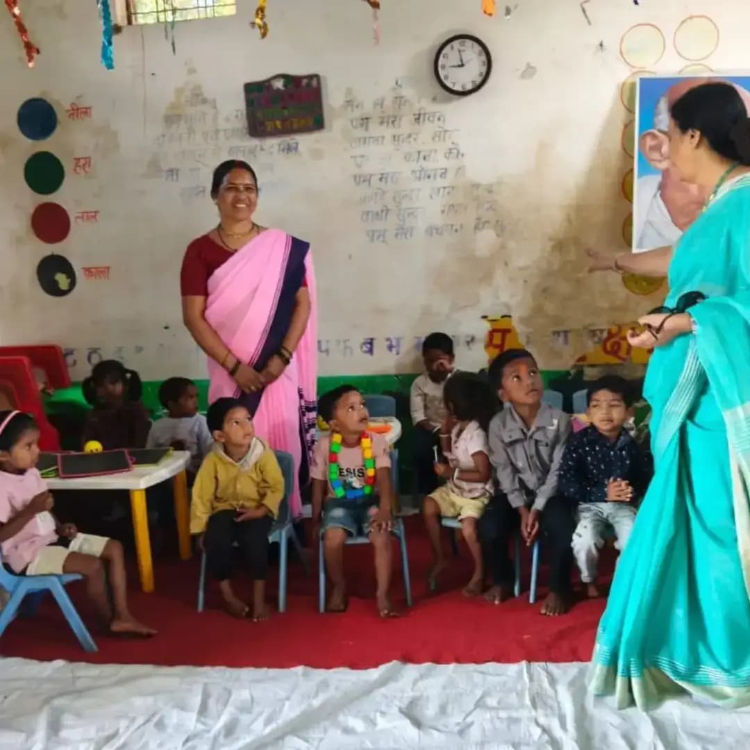 महिला एवं बाल विकास विभाग की अपर संचालक डॉ. संध्या व्यास द्वारा अमरकंटक के वार्ड क्रमांक 10 एवं 11 स्थित आंगनबाड़ी केन्द्रों का निरीक्षण किया गया। निरीक्षण के दौरान अधिकारियों ने केन्द्रों में संचालित गतिविधियों एवं व्यवस्थाओं का अवलोकन किया।
निरीक्षण के दौरान अधिकारियों द्वारा आंगनबाड़ी केन्द्र में उपस्थित बच्चों से संवाद करते हुए ईसीसीई (प्रारंभिक बाल्यावस्था देखभाल एवं शिक्षा) तथा प्री-स्कूल एजुकेशन से संबंधित गतिविधियों पर चर्चा की गई। बच्चों की सीखने की प्रक्रिया एवं गतिविधियों में सहभागिता का भी अवलोकन किया गया।
अपर संचालक ने आंगनबाड़ी कार्यकर्ताओं को निर्देशित किया कि 3 से 6 वर्ष आयु वर्ग के बच्चों को उनकी आयु एवं रुचि के अनुरूप खेल-खेल में प्री-स्कूल एजुकेशन प्रदान की जाए। इसके लिए खेल, कहानी, गीत, चित्र एवं अन्य गतिविधियों के माध्यम से बच्चों को सीखने के अवसर उपलब्ध कराने के निर्देश दिए गए।
अधिकारियों ने कहा कि आंगनबाड़ी केन्द्रों में ईसीसीई गतिविधियों का प्रभावी संचालन सुनिश्चित किया जाए, जिससे 3 से 6 वर्ष आयु के बच्चों के शारीरिक, मानसिक, सामाजिक, भावनात्मक एवं बौद्धिक विकास को बढ़ावा मिल सके तथा बच्चे आगामी स्कूली शिक्षा के लिए भली-भांति तैयार हो सकें। इस अवसर पर उपसंचालक महिला बाल विकास विभाग डॉ. राजेश पाटील सहित विभागीय अमला उपस्थित रहा।
#anuppur
@jansamparkmp