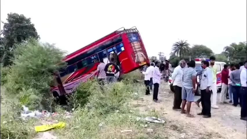 महिदपुर: उज्जैन-आगर मार्ग पर दर्दनाक हादसा, दो युवकों की मौत, 8 घायल