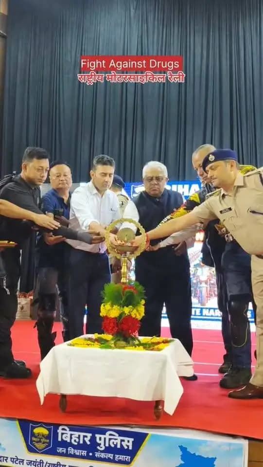 राष्ट्रीय एकता दिवस परेड-2026 के तहत ‘फाइट अगेंस्ट ड्रग्स’ संदेश के साथ त्रिपुरा से निकली राष्ट्रीय मोटरसाइकिल रैली के बेगूसराय पहुंचने पर बरौनी रिफाइनरी के जुबली हॉल में जिला पदाधिकारी श्री रिची पाण्डेय, पुलिस अधीक्षक श्री मनीष एवं अन्य अधिकारियों ने स्वागत किया। इस अवसर पर स्कूली बच्चों द्वारा नुक्कड़ नाटक एवं स्कीट प्रस्तुति के माध्यम से नशामुक्ति का संदेश दिया गया।
जिला पदाधिकारी ने युवाओं को नशे से दूर रखने तथा नशामुक्त समाज के निर्माण में सामूहिक भागीदारी पर जोर दिया। वहीं, पुलिस अधीक्षक ने नशे के अवैध कारोबार के विरुद्ध जीरो टॉलरेंस की नीति के तहत कार्रवाई जारी रखने तथा जनसहयोग से जागरूकता बढ़ाने की प्रतिबद्धता दोहराई।
IPRD Bihar
#begusarai
#cmsamrat