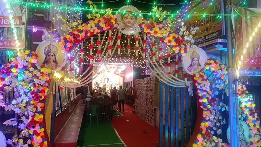 বারাসাত ১: মহাধুমধামে দেবী আবাহন: শুরু হলো বারাসাত ঐক্য ধাম দুর্গাপূজা কমিটির শারদোৎসব