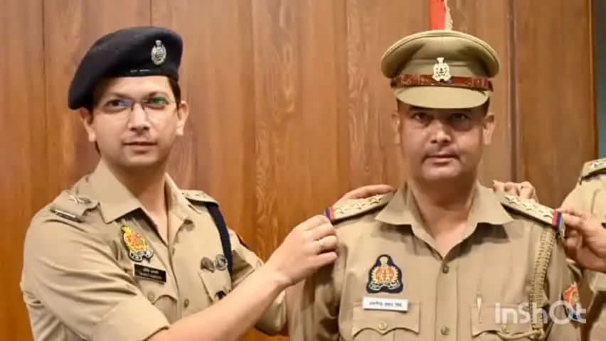 महाराजगंज: यातायात प्रभारी A.P सिंह बने निरीक्षक, SP ने उन्हें स्टार लगाकर दी बधाई