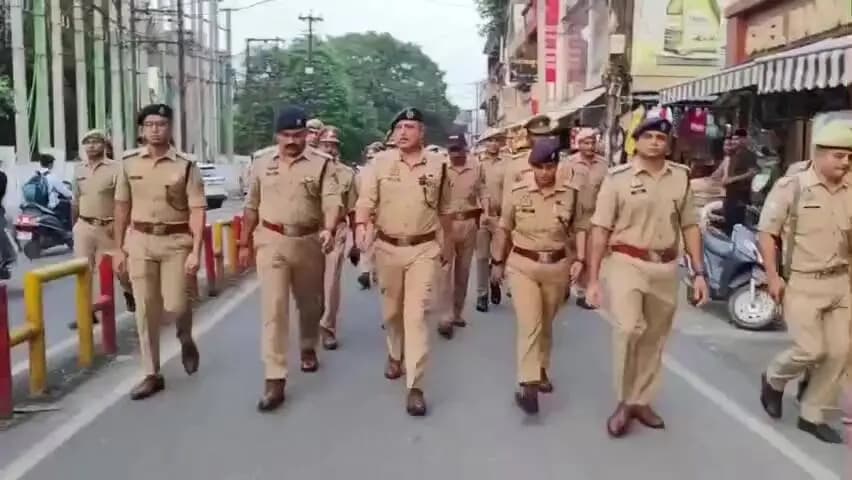 मुज़फ्फरनगर: भारी पुलिस बल के साथ सड़कों पर निकले ADG, मुजफ्फरनगर के बाजारों में सुरक्षा का संदेश और अपराधियों को दी सख्त चेतावनी