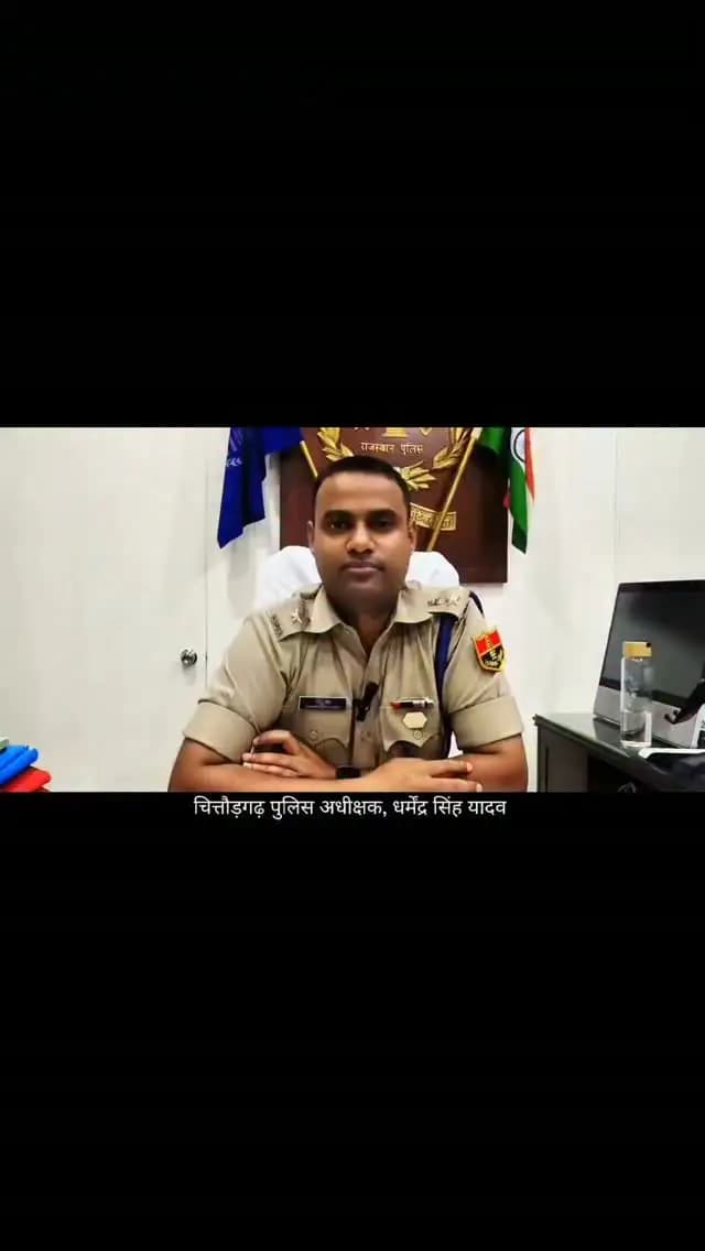 *चित्तौड़गढ़ यातायात पुलिस की यातायात नियमों का उल्लंघन करने वाले वाहन चालकों के विरुद्ध कार्रवाई*
*तेज आवाज वाले मॉडिफाइड साइलेंसर लगी 11 बाइकों के साइलेंसर खुलवाकर रोड रोलर से किए नष्ट*
#चित्तौड़गढ़, 16 अक्टूबर 2026। यातायात व्यवस्था को सुचारू बनाने, ध्वनि प्रदूषण पर अंकुश लगाने तथा सड़क दुर्घटनाओं की रोकथाम के लिए विशेष अभियान चलाया जा रहा है। अभियान के तहत यातायात नियमों का उल्लंघन करने वाले वाहन चालकों के विरुद्ध सख्त कार्रवाई की जा रही है।
यातायात पुलिस द्वारा तेज आवाज वाले मॉडिफाइड साइलेंसर लगी 11 बाइकों के विरुद्ध कार्रवाई की गई। कार्रवाई के दौरान बाइकों से मॉडिफाइड साइलेंसर खुलवाकर उन्हें रोड रोलर से कुचलकर नष्ट किया गया, ताकि उनका दोबारा उपयोग नहीं किया जा सके।
मॉडिफाइड साइलेंसर से निकलने वाली तेज आवाज आमजन के लिए परेशानी का कारण बनती है तथा ध्वनि प्रदूषण को बढ़ावा देती है। ऐसे साइलेंसर का उपयोग सार्वजनिक शांति एवं आमजन