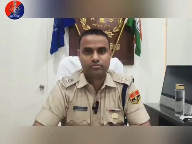 *'शक्ति सुरक्षा अभियान' के तहत डिकॉय ऑपरेशन लगातार जारी, मनचलों के विरुद्ध कार्रवाई*
चित्तौड़गढ़, 16 अक्टूबर 2026। पुलिस अधीक्षक श्री धर्मेन्द्र सिंह यादव के निर्देशन में महिलाओं एवं बालिकाओं की सुरक्षा सुनिश्चित करने के लिए चलाए जा रहे शक्ति सुरक्षा अभियान के तहत चित्तौड़गढ़ पुलिस द्वारा डिकॉय ऑपरेशन लगातार जारी है। अभियान के तहत थाना कोतवाली चित्तौड़गढ़ एवं थाना चंदेरिया क्षेत्र में विभिन्न गरबा पंडालों एवं सार्वजनिक स्थलों पर कालिका यूनिट की महिला पुलिसकर्मियों द्वारा लगातार निगरानी एवं गश्त की जा रही है। इसी क्रम में कल एवं गुरूवार शाम को चलाए गए डिकॉय ऑपरेशन के दौरान विभिन्न स्थानों पर निगरानी रखते हुए मनचलों के विरुद्ध तथा अभद्र टिप्पणियां करने एवं स्टंट करने वाले युवकों के विरुद्ध कार्रवाई की गई।
*थाना कोतवाली चित्तौड़गढ़*
निगरानी एवं गश्त के पॉइंट: थाना कोतवाली चित्तौड़गढ़ क्षेत्र में जय अम्बे गरबा महोत्सव, त्रिपोल�