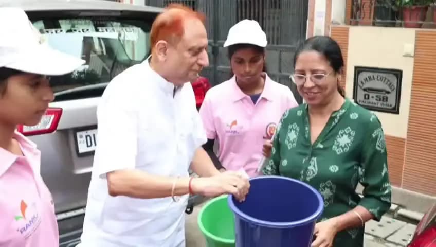 यमुना विहार: दिल्ली को कचरा मुक्त बनाने महापौर प्रवेश वाही घर-घर पहुंचे, 70 डस्टबिन बांटे