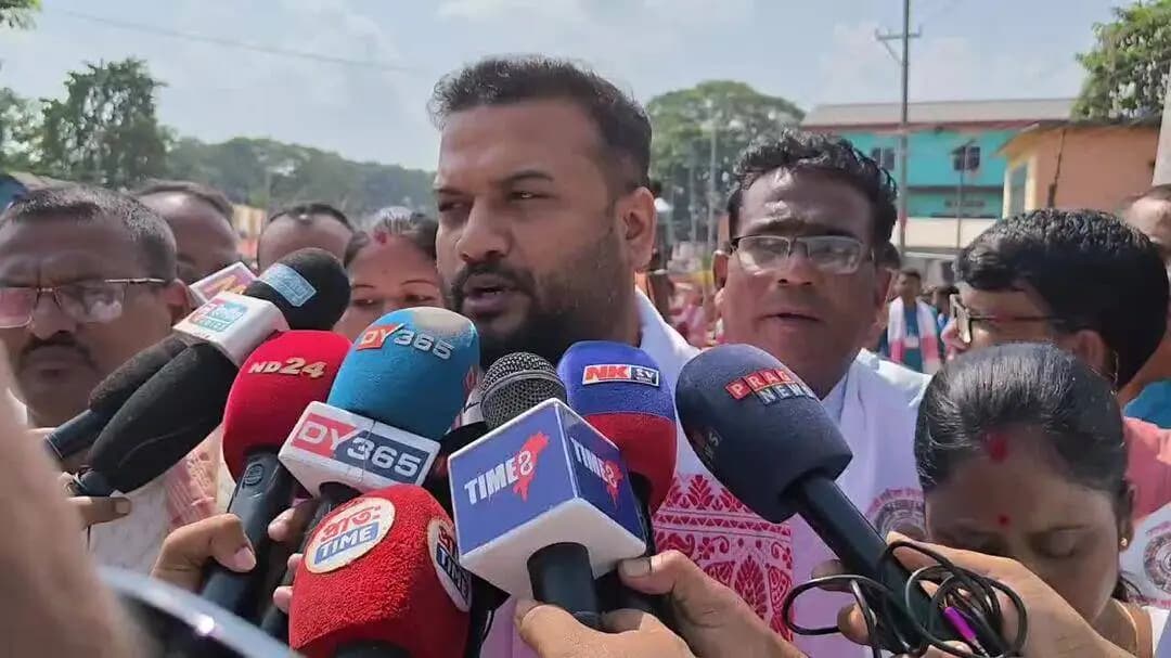 পলাশবাৰী: বিধায়ক হিমাংশু শেখৰ বৈশ্যই কুকুৰমাৰা দূৰ্গা পূজাত উপস্থিত হৈ সংবাদ মাধ্যমৰ আগত কিছু গুৰুত্বপূৰ্ণ মন্তব্য আগবঢ়ায়