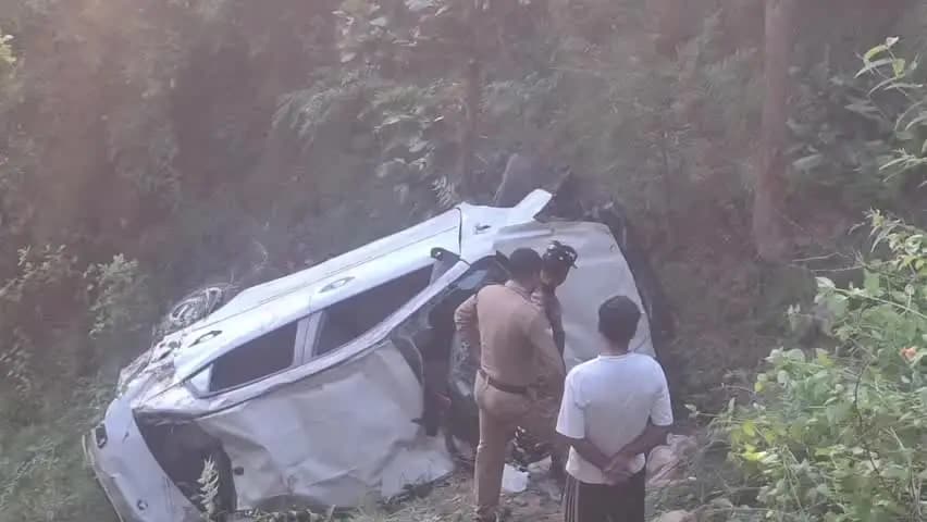 चम्पावत: लोहाघाट-डूंगरालेटी मार्ग पर शुक्रवार अपराह्न एक कार करीब 200 मीटर गहरी खाई में गिर गई