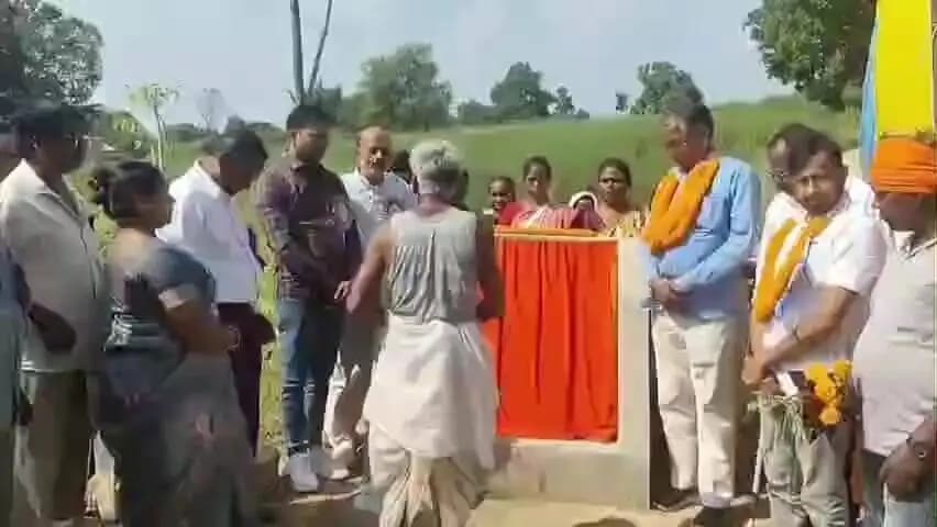 बोलबा: सांसद कालीचरण मुंडा ने पीएम जनमन योजना के तहत दो सड़क निर्माण कार्यों का शिलान्यास किया
