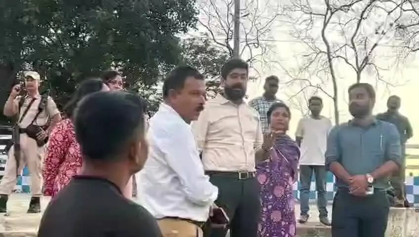 পশ্চিম যোৰহাট: পূজা ডুবি ঘাট পৰিদৰ্শন জিলা আয়ুক্তৰ