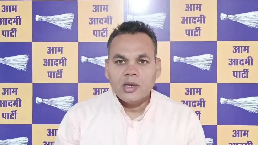 दिव्यांग. बुजुर्ग. विधवा महिला ₹600 महीने के लिए मोहताज और सरकार के नेता घोटाला करके पैसे बटोरने में व्यस्त !