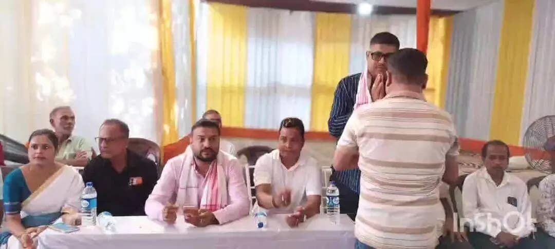 ছয়গাঁও: ছয়গাঁও ধেকেণাবঢ়ীত অনুষ্ঠিত দূৰ্গা পূজাত উপস্থিত বিধায়ক হিমাংশু শেখৰ বৈশ্য