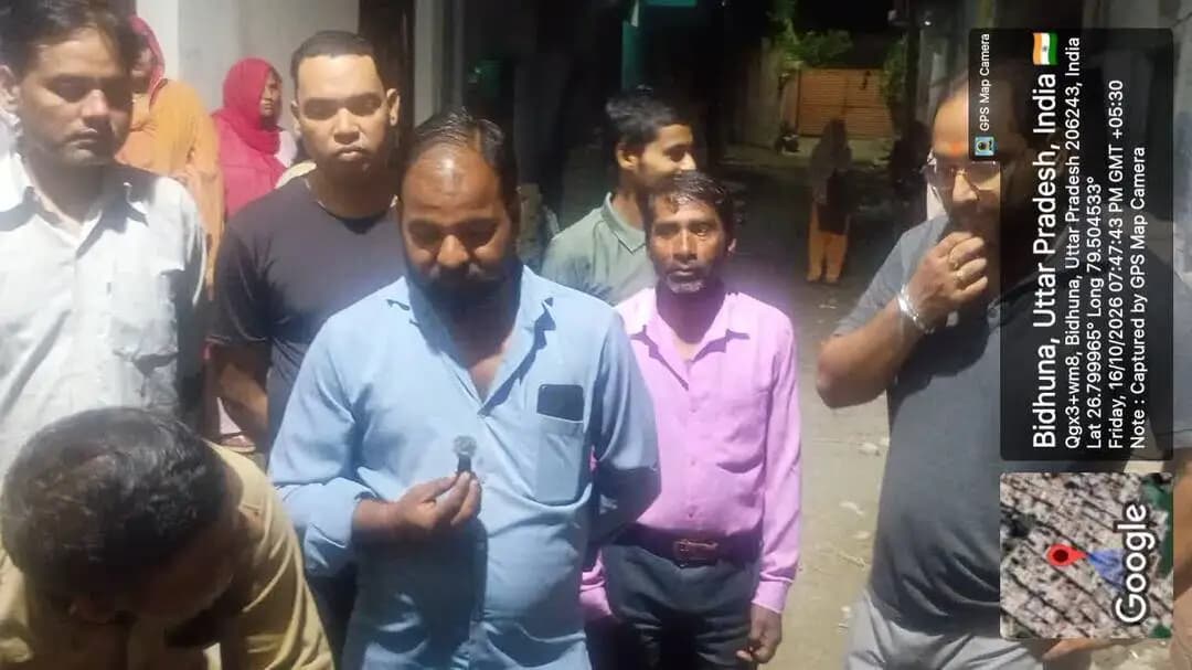 बिधूना नगर पंचायत पर सड़क निर्माण में मिट्टी के नाम पर नाले का कचरा सहित गौता डालने का आरोप।