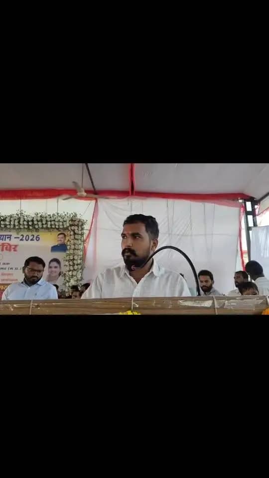 सागर के किसान का सफल प्रयोग! 🌱
पारंपरिक बोनी मशीन में छोटा बदलाव कर ‘BBF’ पद्धति से की सोयाबीन की खेती।
✅ जलभराव से बची फसल।
✅ उत्पादन में 40-50% तक की भारी वृद्धि।
कृषि विभाग की सलाह से कम लागत में किसानों को हो रहा बड़ा फायदा।
#jansamparkMP #sagar
