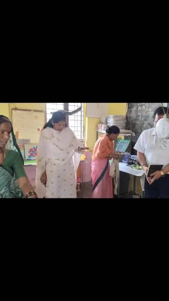 कलेक्टर श्रीमती प्रतिभा पाल ने आंगनबाड़ी केंद्र खुरई का निरीक्षण किया। इस दौरान उन्होंने बच्चों से बातचीत कर उनके पोषण आहार की जानकारी ली और उनके साथ कुछ प्यारे पल बिताए। बच्चों को कविता सुनाने के लिए प्रेरित किया कविता सुनाई!
#jansamparkMP #sagar
