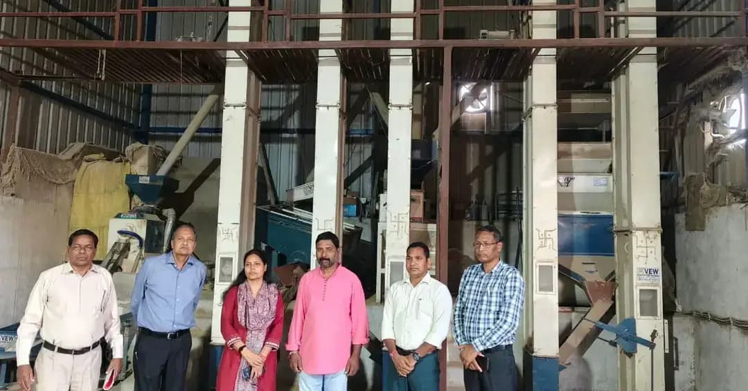 कहानी बदलाव की
पीएमएफएमई योजना से सतीश चंद्र गुप्ता बने उद्यमी, स्थापित की 12 टन क्षमता की राइस मिल
स्वरोजगार से आत्मनिर्भरता की ओर बढ़ते कदम, अन्य लोगों को भी रोजगार देने का संकल्प
शासन की स्वरोजगार योजनाएं युवाओं को आत्मनिर्भर बनाने और उन्हें उद्यमी के रूप में स्थापित करने में महत्वपूर्ण भूमिका निभा रही हैं। प्रधानमंत्री सूक्ष्म खाद्य उद्योग उन्नयन योजना (पीएमएफएमई) के माध्यम से हितग्राही स्वयं का उद्योग स्थापित कर आर्थिक रूप से सशक्त बन रहे हैं।
इसी कड़ी में सतीश चंद्र गुप्ता ने पीएमएफएमई योजना का लाभ लेकर राइस मिल स्थापित की है। उन्होंने बताया कि उद्यानिकी विभाग के माध्यम से 21 लाख रुपये की परियोजना पर 17 लाख रुपये का ऋण प्राप्त कर 12 टन क्षमता की राइस मिल स्थापित की है। इस परियोजना में उन्हें 35 प्रतिशत अर्थात 7.35 लाख रुपये का अनुदान भी प्राप्त हुआ है।
सतीश चंद्र गुप्ता ने बताया कि योजना के सहयोग से स्वयं का उद्यम स्थापित करने का सपना साकार हुआ है। इससे उन्हें स्वरोजगार प्राप्त हुआ है और वे आर्थिक रूप से आत्मनिर्भर बनने की दिशा में आगे बढ़ रहे हैं। उन्होंने कहा कि इस उद्यम की स्थापना से न केवल वे स्वयं आत्मनिर्भर बन सकेंगे, बल्कि अन्य लोगों को भी रोजगार के अवसर उपलब्ध करा सकेंगे।
उन्होंने शासन की इस योजना को स्वरोजगार स्थापित करने की दिशा में महत्वपूर्ण पहल बताते हुए कहा कि पीएमएफएमई योजना से छोटे उद्यमियों को अपना व्यवसाय शुरू करने और उसे आगे बढ़ाने में सहायता मिल रही है।
@cmmadhyapradesh
@jansamparkmp
<nis:link nis:type=tag nis:id=सेवा_संकल्प_अभियान nis:value=सेवा_संकल्प_अभियान nis:enabled=true nis:link/> <nis:link nis:type=tag nis:id=sevasankalpabhiyan nis:value=SevaSankalpAbhiyan nis:enabled=true nis:link/> AshirwadKaDiya