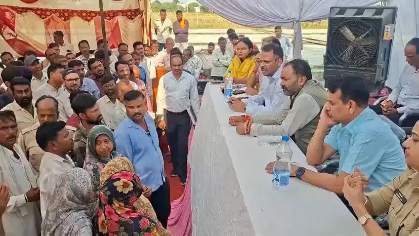 #मुख्यमंत्री_जन_विश्वास_अभियान
📍 ग्राम कुसमानिया में आयोजित शिविर में नागरिकों की समस्याओं का हुआ त्वरित निराकरण
खातेगांव विधायक श्री आशीष शर्मा, कलेक्टर श्री ऋतुराज सिंह एवं जिला पंचायत सीईओ श्री नवीन कुमार धुर्वे ने आमजन की समस्याएं सुनीं और अधिकारियों को शिकायतों के गुणवत्तापूर्ण निराकरण के निर्देश दिए।
✅ मौके पर शिकायतों का निराकरण\
✅ जनकल्याणकारी योजनाओं की जानकारी एवं लाभ\
✅ किसानों को रबी सीजन में सिंचाई हेतु पर्याप्त पानी उपलब्ध कराने पर जोर\
✅ स्थानीय स्तर पर उद्योग एवं स्वरोजगार को बढ़ावा देने की पहल
मुख्यमंत्री जन-विश्वास अभियान — जनसमस्याओं का समाधान, जनकल्याणकारी योजनाओं का लाभ।
#सेवा_संकल्प_अभियान
#मुख्यमंत्री_जन_विश्वास_अभियान
#SevaSankalpAbhiyan
#JanVishwasAbhiyan2026
#देवास #dewas