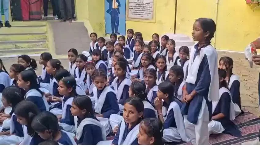 #मुख्यमंत्री_जन_विश्वास_अभियान
विधायक श्री आशीष शर्मा और कलेक्टर श्री ऋतु राज सिंह ने कुसमानिया स्थित वीरांगना रानी दुर्गावती आदिवासी कन्या आश्रम शाला का निरीक्षण किया।
निरीक्षण के दौरान उन्होंने व्यवस्थाओं का जायजा लिया और आश्रम में रह रही छात्राओं से आत्मीय संवाद किया। इस दौरान छात्राओं ने कविताएं भी सुनाई।
विधायक श्री शर्मा एवं कलेक्टर श्री सिंह ने छात्राओं से चर्चा कर उनके शिक्षण स्तर, दैनिक व्यवस्थाओं और आश्रम में मिलने वाली सुविधाओं के संबंध में जानकारी ली। छात्राओं के तकनीकी ज्ञान को बढ़ावा देने के उद्देश्य से कलेक्टर श्री सिंह ने आश्रम शाला के लिए तत्काल एक कंप्यूटर प्रदान करने की घोषणा की।
उन्होंने छात्राओं की मांग पर आश्रम का रंग बदलने के निर्देश दिए। उन्होंने आश्रम में गर्म पानी के लिए अतिरिक्त गीजर लगाने के निर्देश भी संबंधित अधिकारियों को दिए।
#सेवा_संकल्प_अभियान
#मुख्यमंत्री_जन_विश्वास_अभियान
#सेवा_की_कहानी
#SevaSankalpAbhiyan
#JanVishwasAbhiyan2026
#देवास #dewas