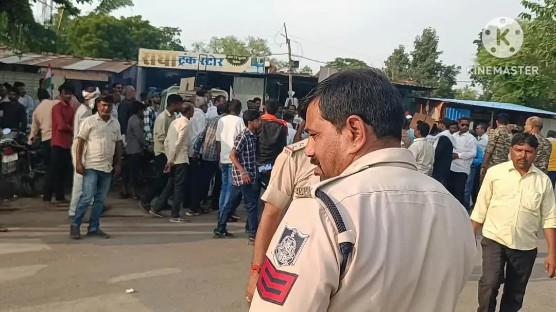 उचेहरा: ‘वोट चोर, गद्दी छोड़’ के नारे के साथ उचेहरा नगर में निकाली गई बाइक रैली