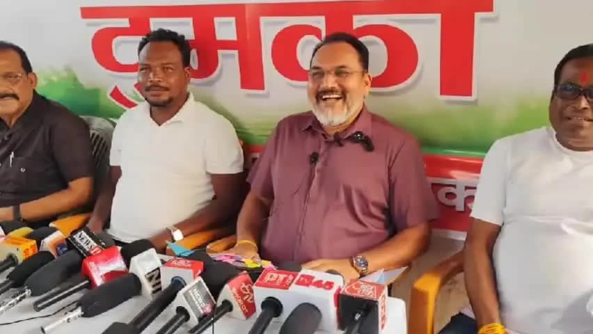 दुमका: प्रदीप यादव ने आरोप लगाया, चुनाव आयोग भाजपा को लाभ पहुंचाने की साजिश कर रहा है